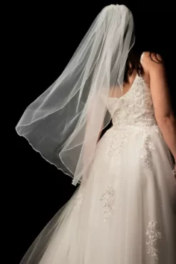 One Tier Tulle Fingertip Veil With Pencil Edge -Blissful Brides Shop 850 PDP Crop MAR8 1920x2880