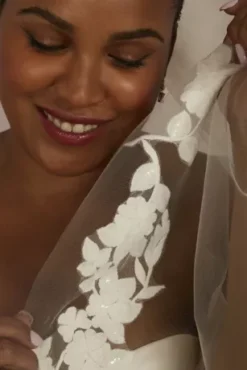 Lace-Trimmed Tulle Mid-Length Veil -Blissful Brides Shop V10002 IVORY VLS OM PROD4 125