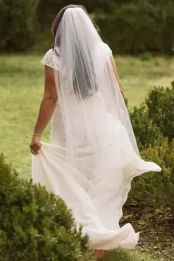Reimagine Recycled Tulle Mid-Length Veil -Blissful Brides Shop V665 2 PDP Crop MAR16 1920x2880